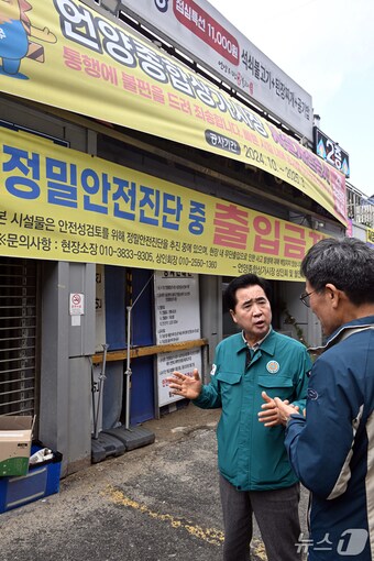울주군의회 김영철 의원이 언양알프스시장을 찾아 상인들의 애로 사항을 청취하고 있다.(울주군의회 제공·재판매 및 DB금지)