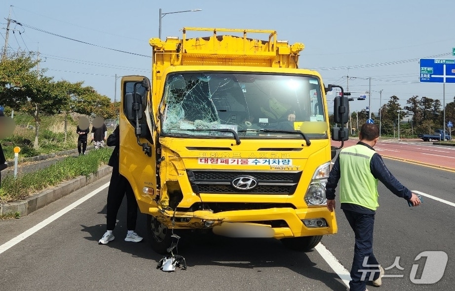18일 오후 제주시 조천읍에서 대형 폐기물 수거차량과 경차가 충돌해싿.(제주도소방안전본부 제공. 재판매 및 DB 금지)