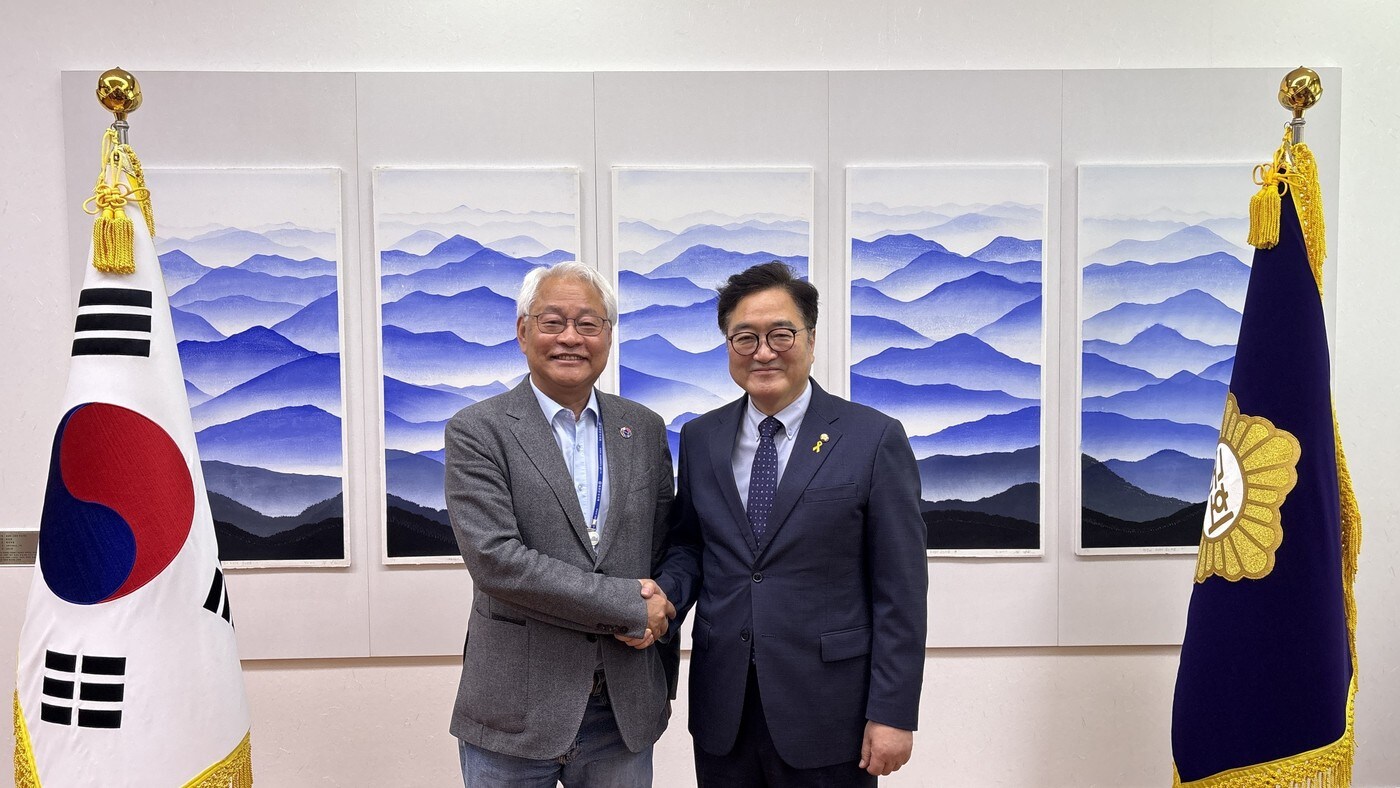 왼쪽부터 이태식 과총 회장, 우원식 국회의장(한국과학기술단체총연합회 제공)