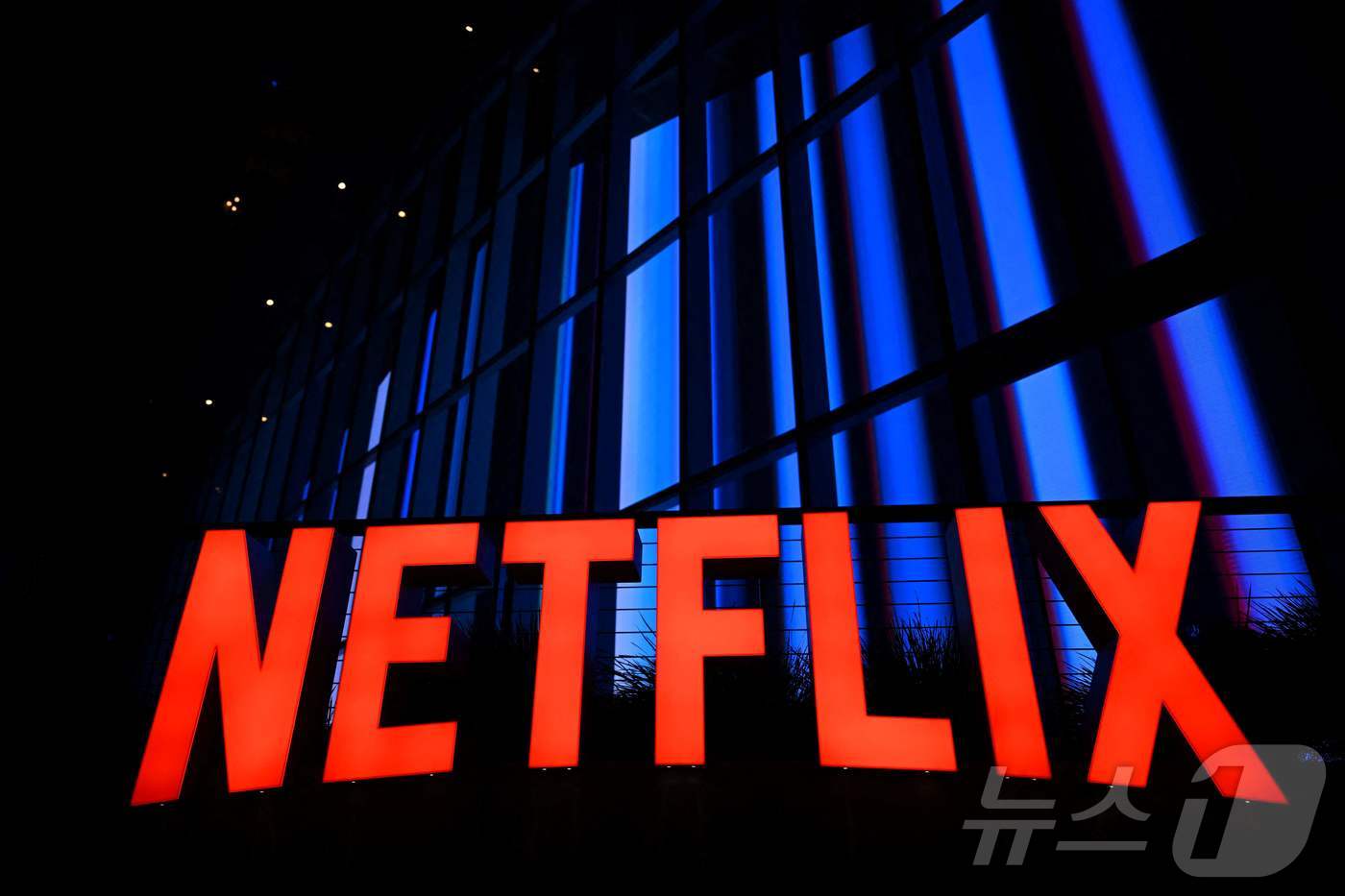 (FILES) The Netflix logo is seen at the Netflix Tudum Theater in Los Angeles, California, on September 14, 2022. (Photo by Patrick T. FALLON / AFP) ⓒ AFP=뉴스1