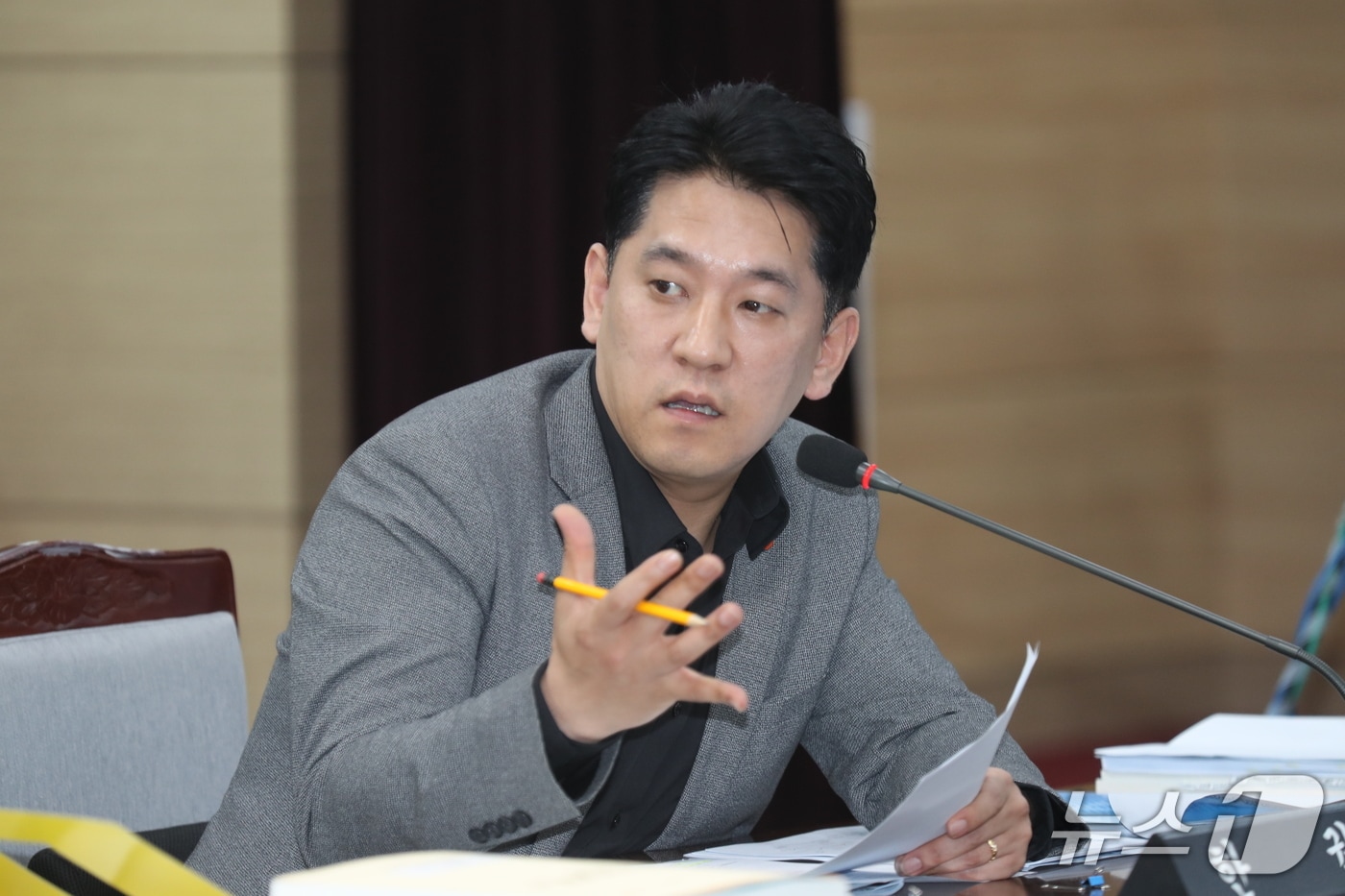 한권 제주특별자치도의회 의원(더불어민주당·제주시 일도1동·이도1동·건입동)이 18일 제437회 도의회 임시회 예산결산특별위원회 제1차 회의에서 질의하고 있다.(제주특별자치도의회 제공, 재판매 및 DB 금지)