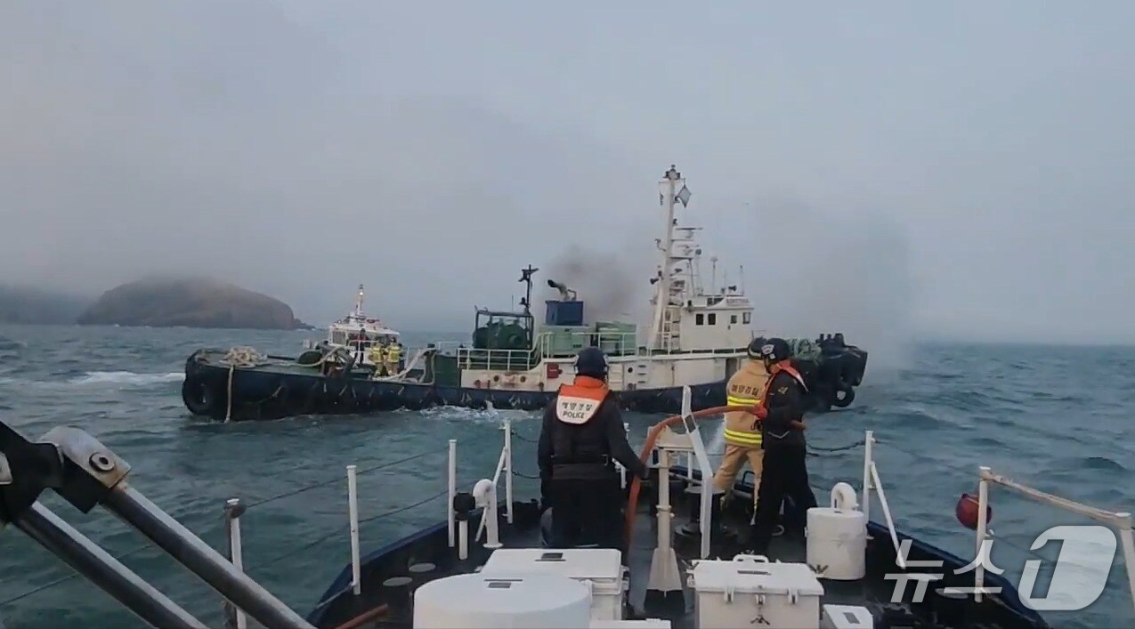 18일 오후 6시26분쯤 부산 사하구 감천항 입구 인근 해상에서 80톤급 예인선에서 불이 났다. 사진은 화재 진화 현장 모습(부산해경 제공. 재판매 및 DB금지)