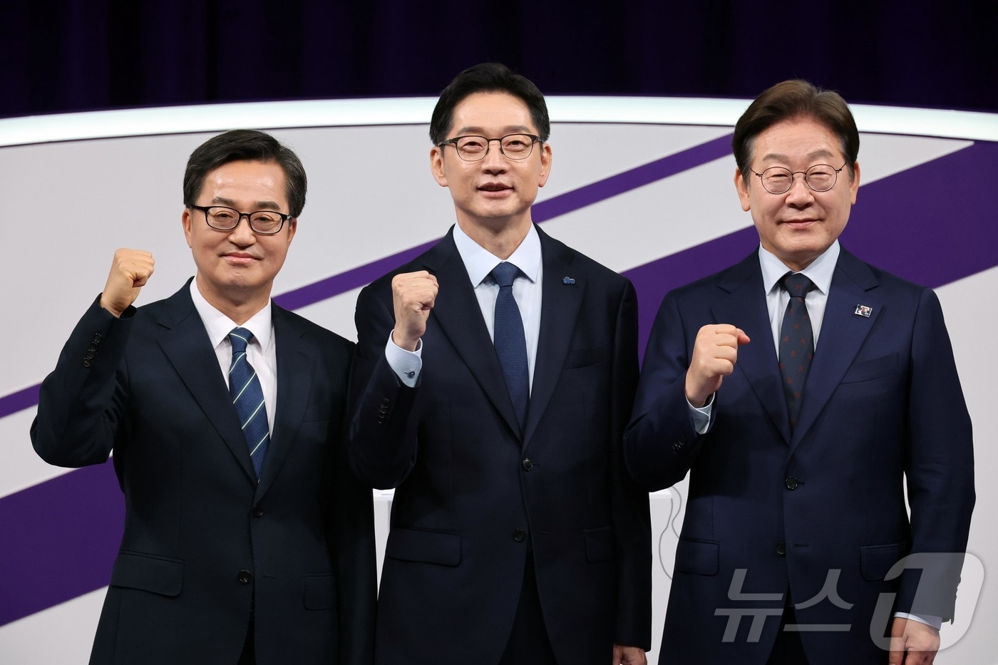 18일 저녁 상암MBC 스튜디오에서 열린 더불어민주당 대선 경선 후보자 첫 TV토론에 참석한 (오른쪽부터)이재명, 김경수, 김동연 후보자가 파이팅을 외치고 있다. 2025.4.18/뉴스1 ⓒ News1 국회사진취재단