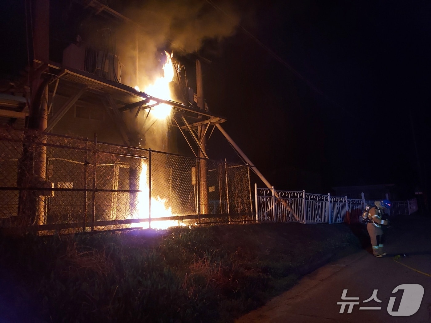 19일 새벽 발생한 전북 고창군 변압기 화재 현장.(전북자치도소방본부 제공. 재판매 및 DB금지)