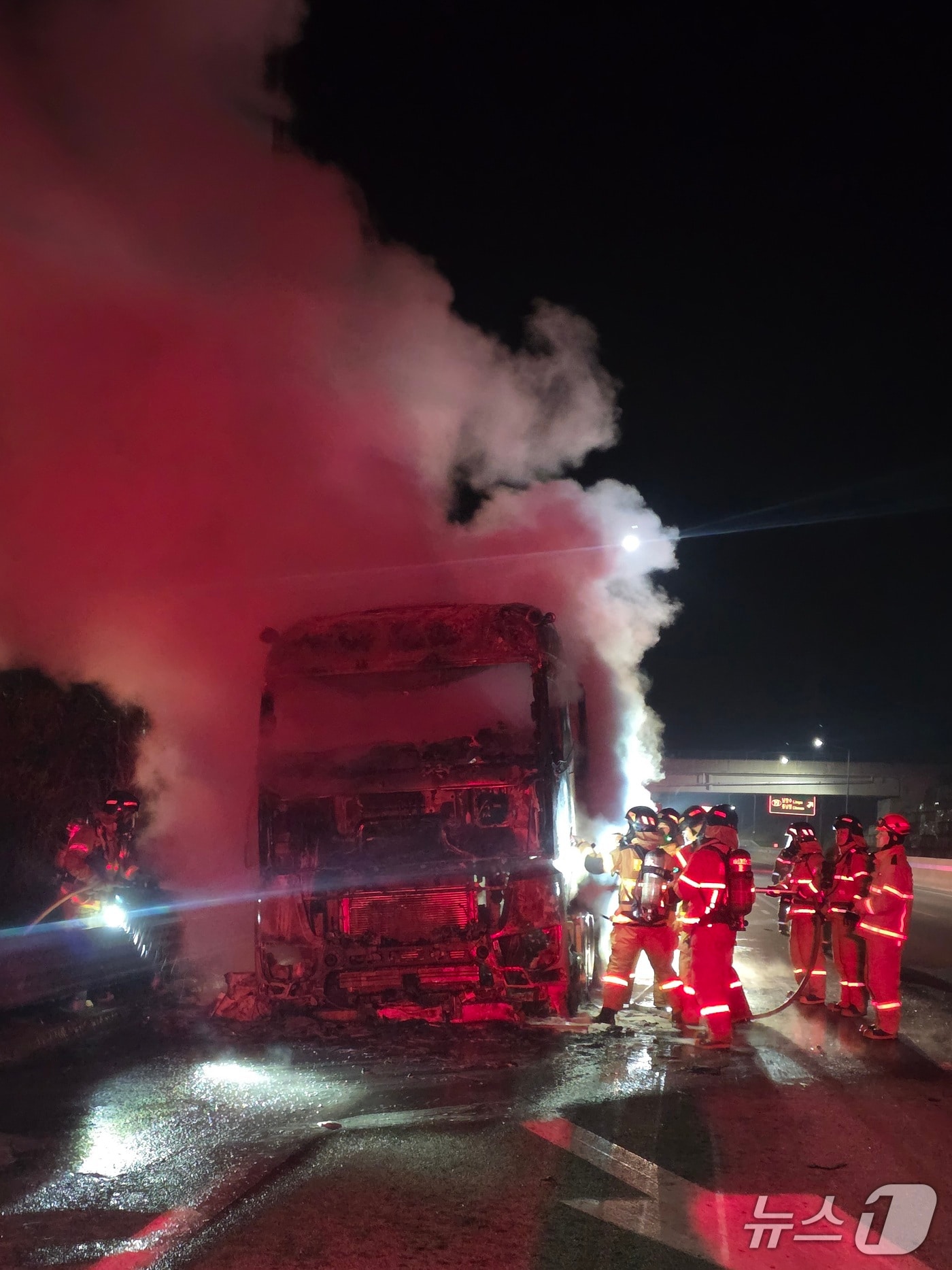18일 밤 전북 남원시 산동면 광주-대구 고속도로 하행선을 달리던 화물 트레일러에서 불이 난 모습.(전북소방 제공. 재판매 및 DB금지)