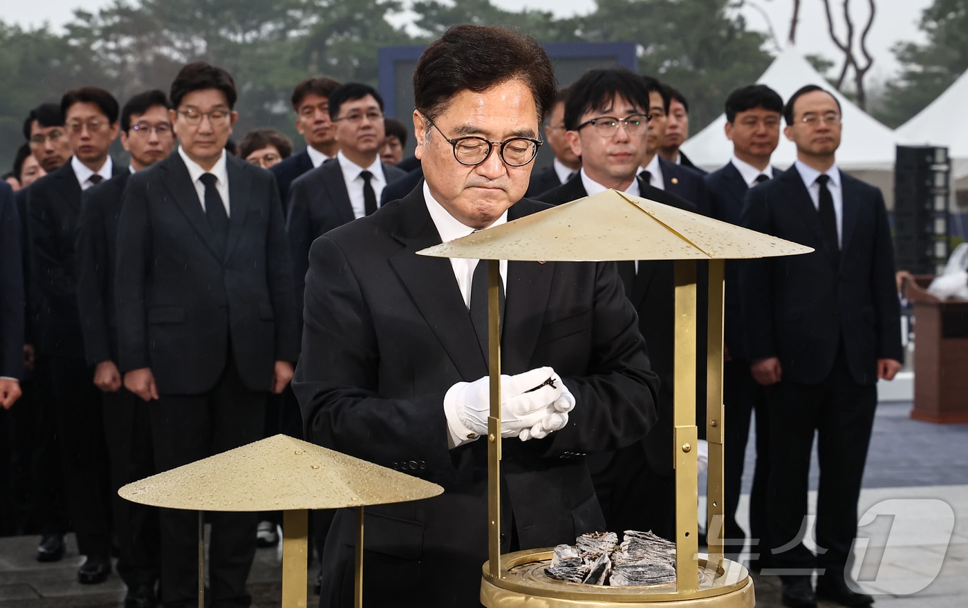 우원식 국회의장이 지난해 4월 19일 오전 서울 강북구 국립 4·19민주묘지를 찾아 학생혁명 기념탑에서 분향하고 있다. 2025.4.19 ⓒ 뉴스1 김도우 기자