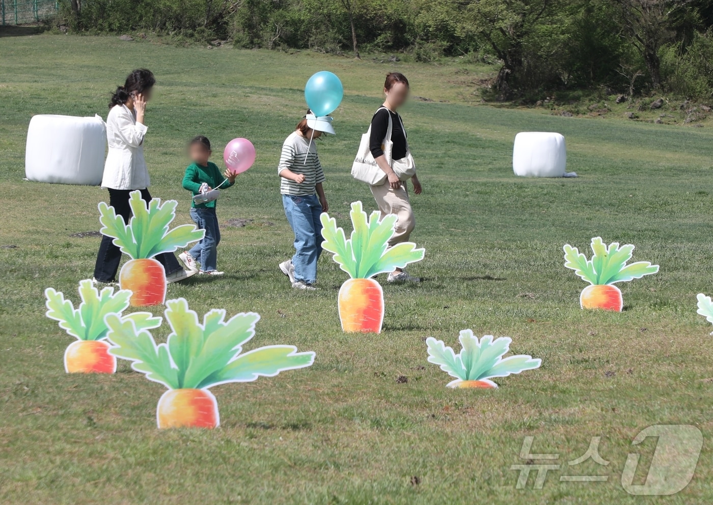 지난 19일 제주시 제주마방목지에서 열린 '2025 제주마 입목 문화축제 347 페스티벌'에서 한 가족이 봄 날씨를 즐기고 있다. 2025.4.19/뉴스1 ⓒ News1 홍수영 기자