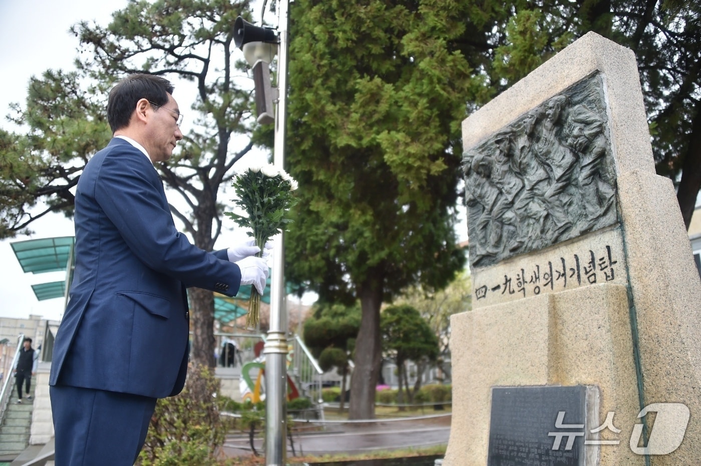 인천기계공업고등학교 4·19 학생의거기념탑을 찾은 유정복 국민의힘 대선 경선 후보(캠프 제공.재판매 및 DB금지)