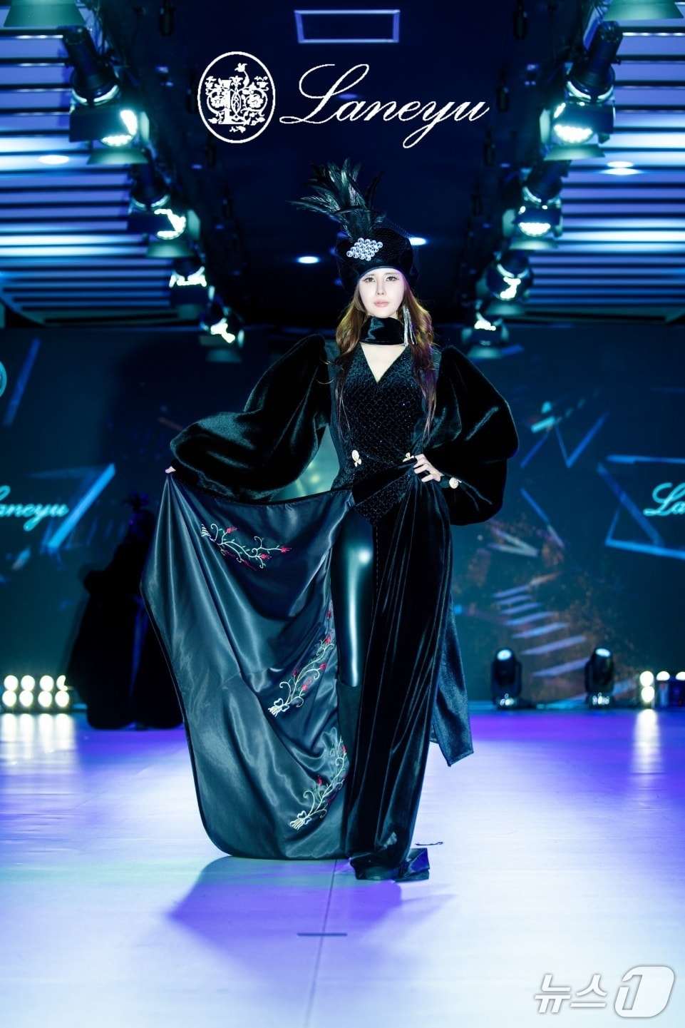 대구 출신 나영희 모델이 지난 15일 열린 랑유 김정아 단독 패션쇼 무대에 올라 워킹을 하고 있다.(사진작가 태양 제공)