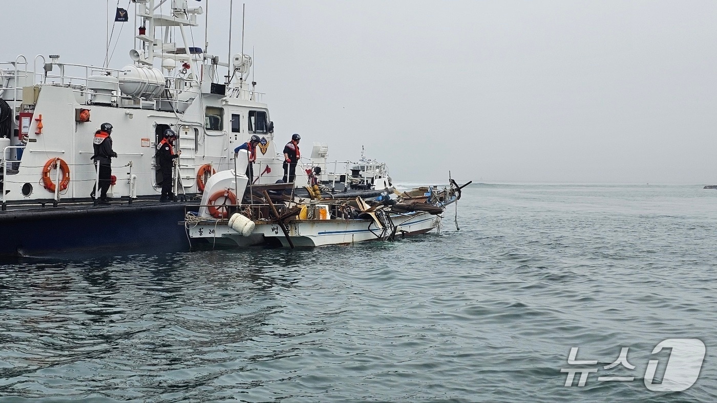 19일 오후 1시 48분쯤 통영시 추봉동 북방 1.8㎞ 인근 해상에서 유람선과 낚시어선이 충돌했다. 사진은 충돌로 반파된 어선 모습.(통영해경 제공. 재판매 및 DB금지)