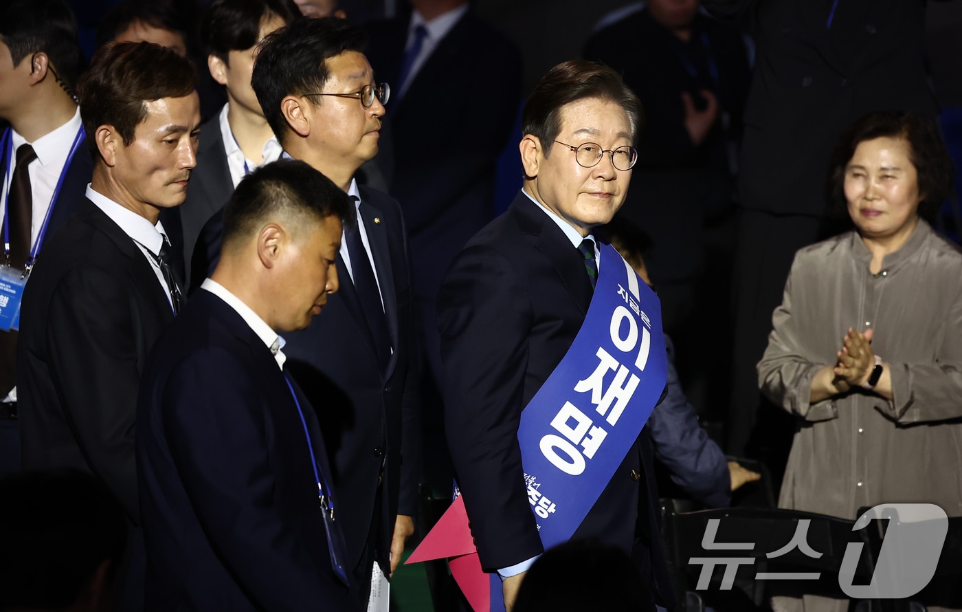 이재명 더불어민주당 대선 경선 후보가 19일 충북 청주체육관에서 열린 제21대 대통령선거 후보자 선출을 위한 충청권 합동연설회에서 입장하고 있다. 2025.4.19/뉴스1 ⓒ News1 김민지 기자