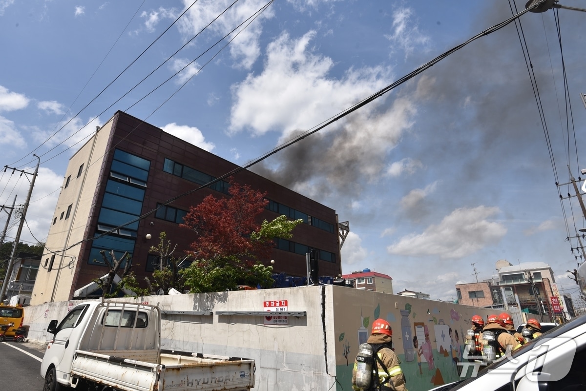 19일 오전 11시 11분께 대전 중구 호동 3층짜리 공장 건물 옥상에서 불이 나 22분 만에 꺼졌다. (동부소방서 제공. 재판매 및 DB금지) /뉴스1