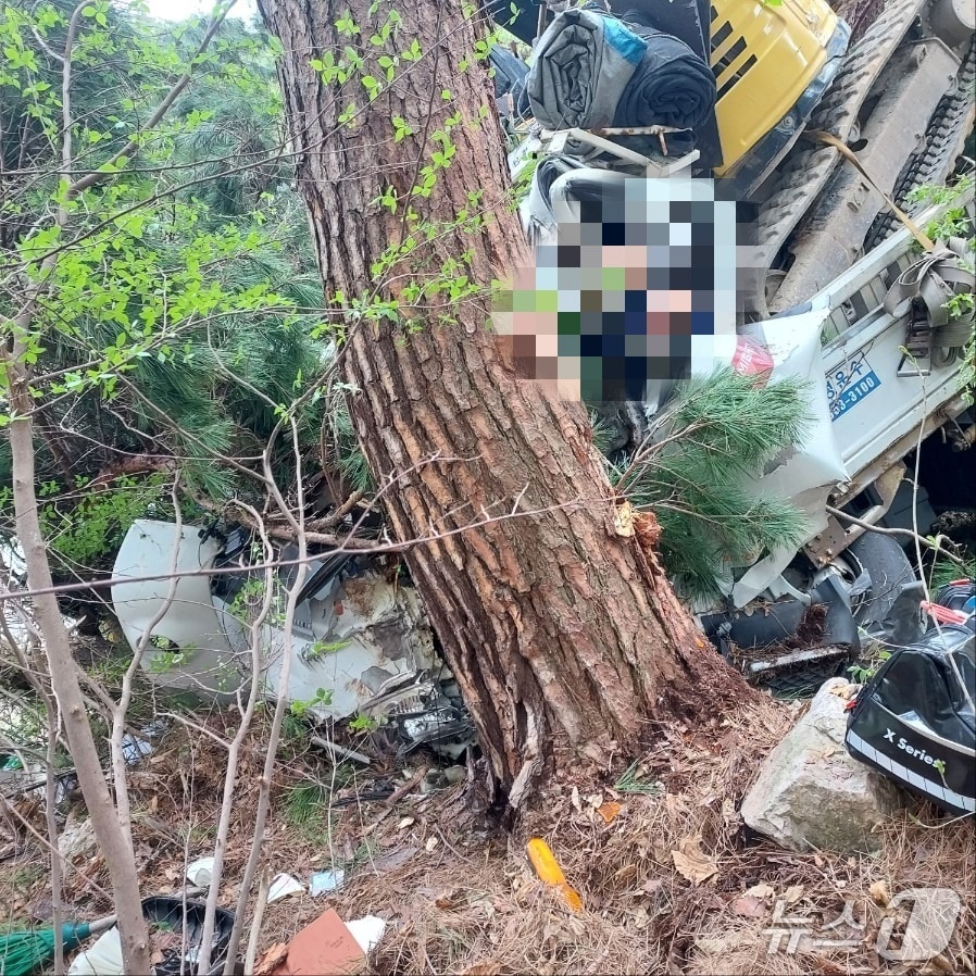 19일 오후 1시 22분께 전북자치도 순창군 복흥면 봉덕리 구암사 인근 도로에서 3.5톤 화물트럭이 비탈길로 추락했다.(소방제공. 재판매 및 DB금지)2025.4.19/뉴스1