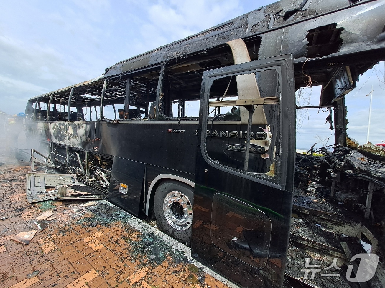 19일 오후 1시께 전북자치도 김제시 진봉면 삼포리 너울쉼터에서 캠핑카에 불이 났다.(소방제공. 재판매 및 DB금지)2025.4.19/뉴스1