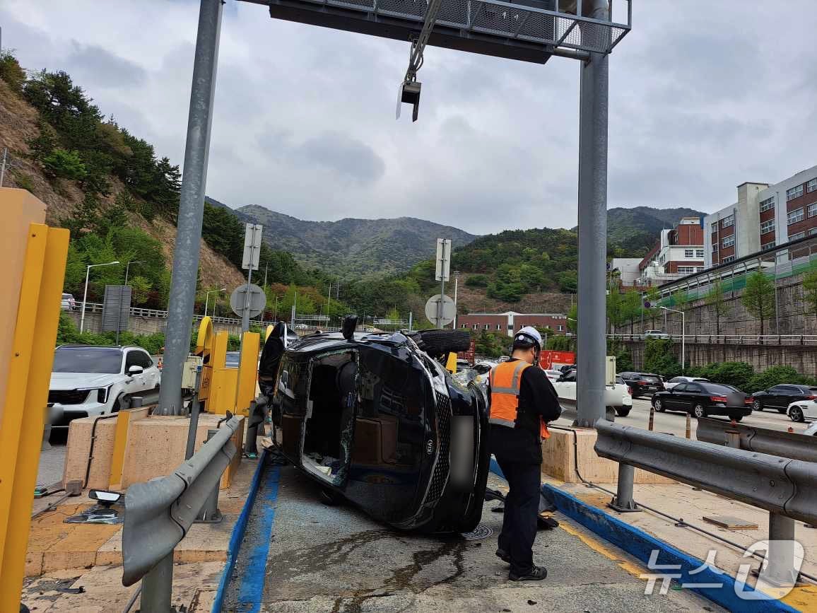 19일 오후 2시쯤 부산 사상구 모라동 백양터널 요금소 입구에서 차량이 전도됐다. 사진은 사고 현장 모습.(독자 제공. 재판매 및 DB금지)