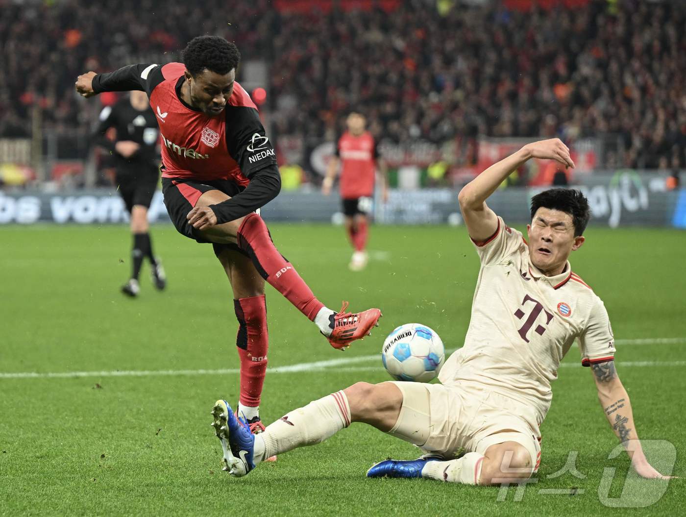 바이에른 뮌헨의 김민재(오른쪽)ⓒ AFP=뉴스1