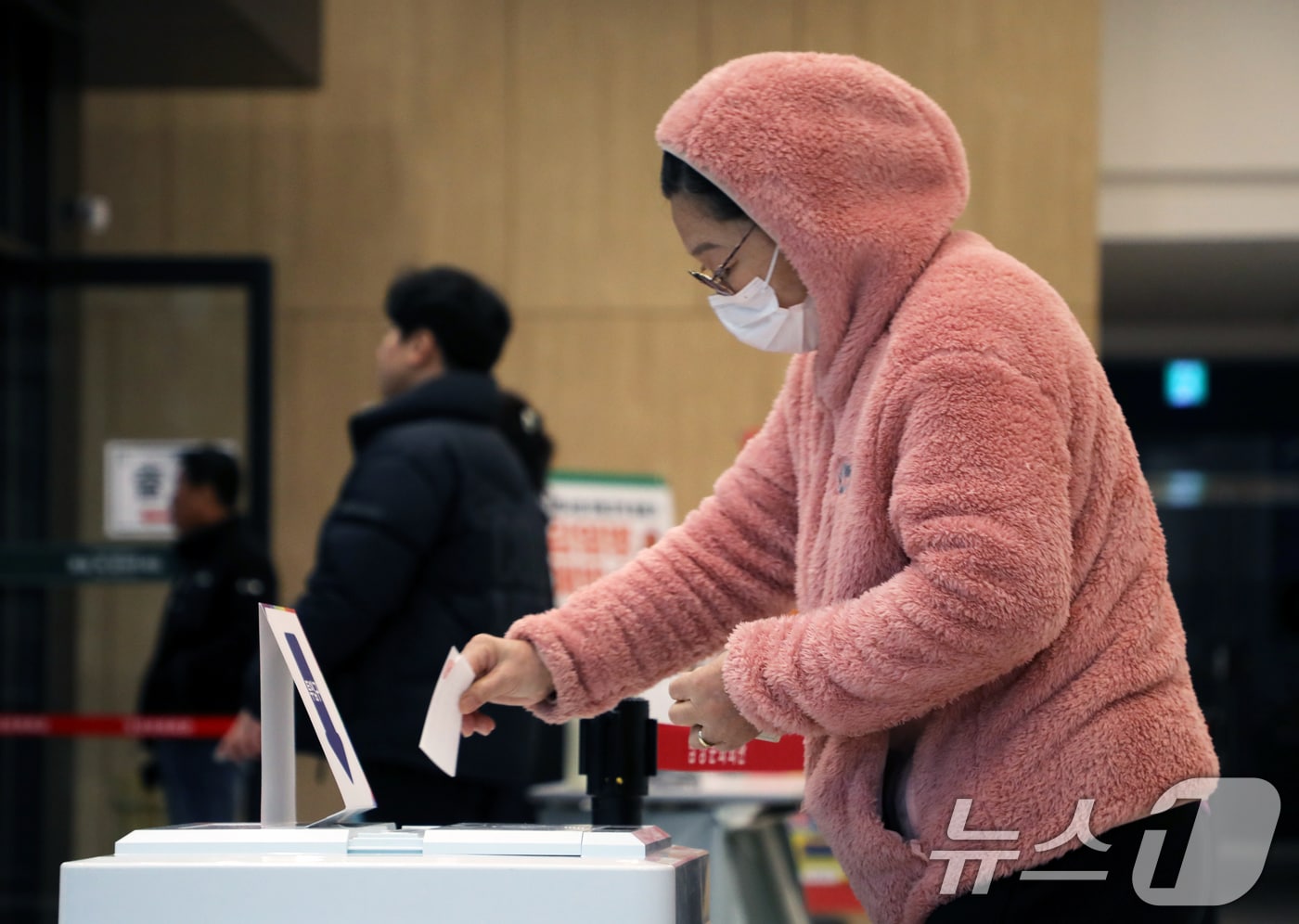 4·2 재·보궐 선거 본투표날인 2일 전남 담양군 담양읍 제2투표소(담양문화회관)에서 유권자들이 투표를 하고 있다. 2025.4.2/뉴스1 ⓒ News1 이수민 기자