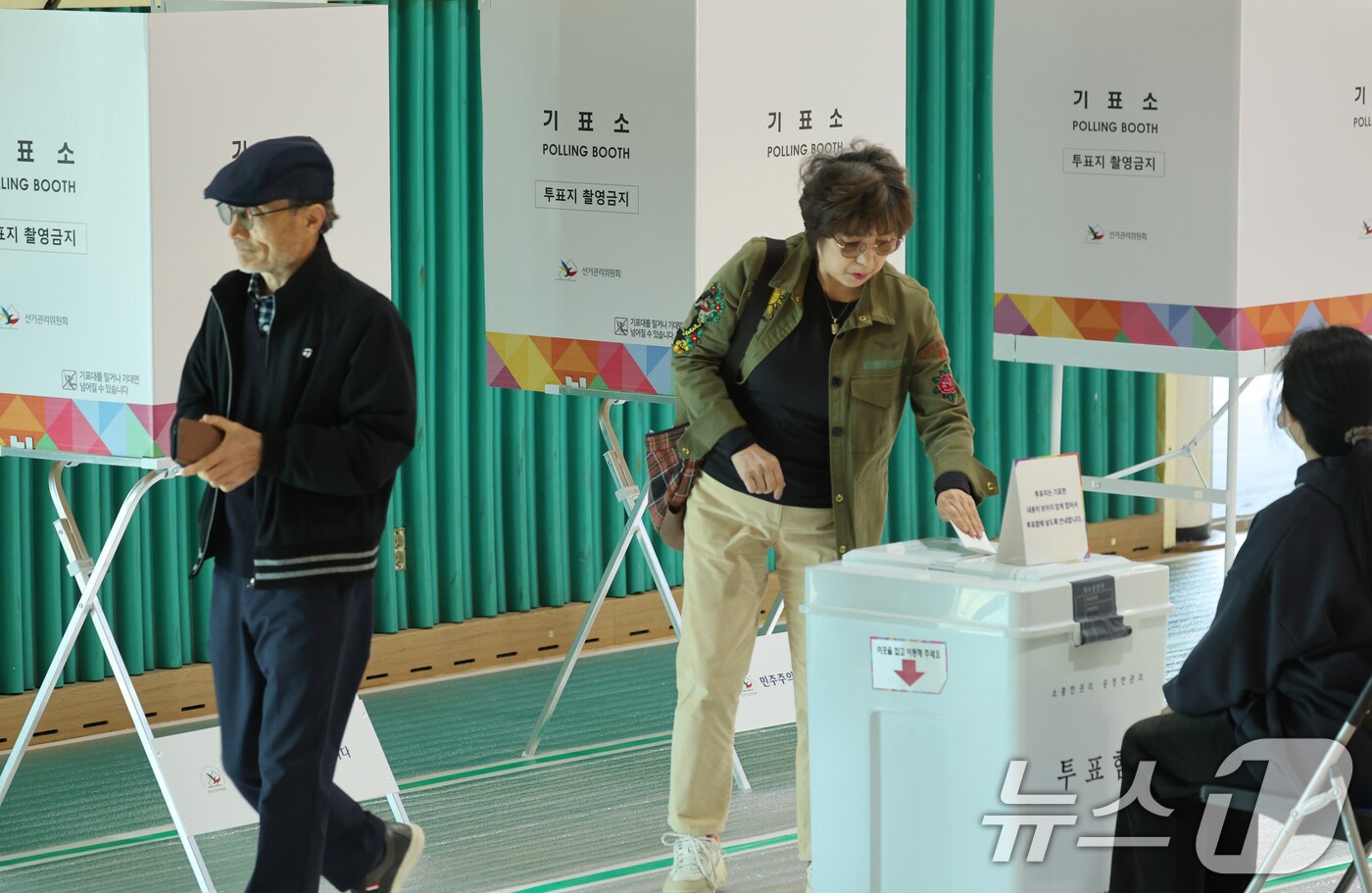 4·2 재·보궐 선거 본투표날인 2일 전남 담양군 대전면 한빛고등학교에 마련된 투표소에서 유권자들이 투표를 하고 있다. 2025.4.2/뉴스1 ⓒ News1 김태성 기자