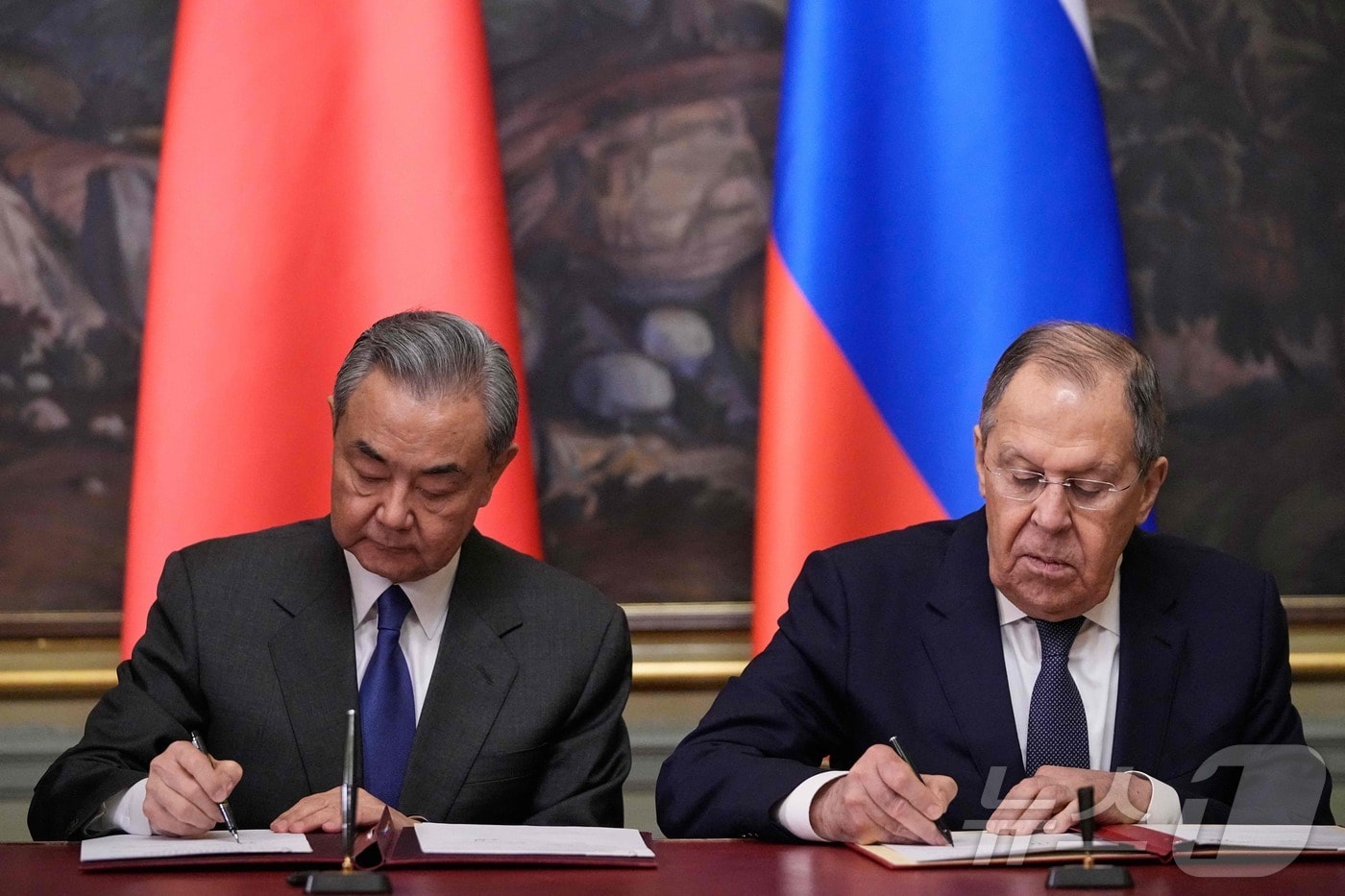 세르게이 라브로프 러시아 외무장관(오른쪽)과 왕이 중국 외교부장(왼쪽). ⓒ AFP=뉴스1