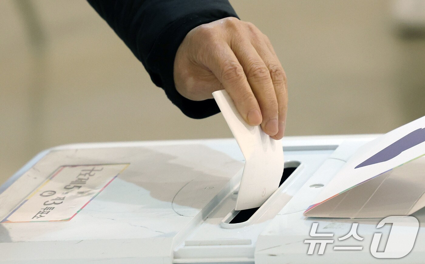 구로구청장 보궐선거일인 2일 서울 구로구 갤러리구루지에 마련된 구로제5동 제3투표소에서 유권자가 투표를 하고 있다. 2025.4.2/뉴스1 ⓒ News1 박세연 기자