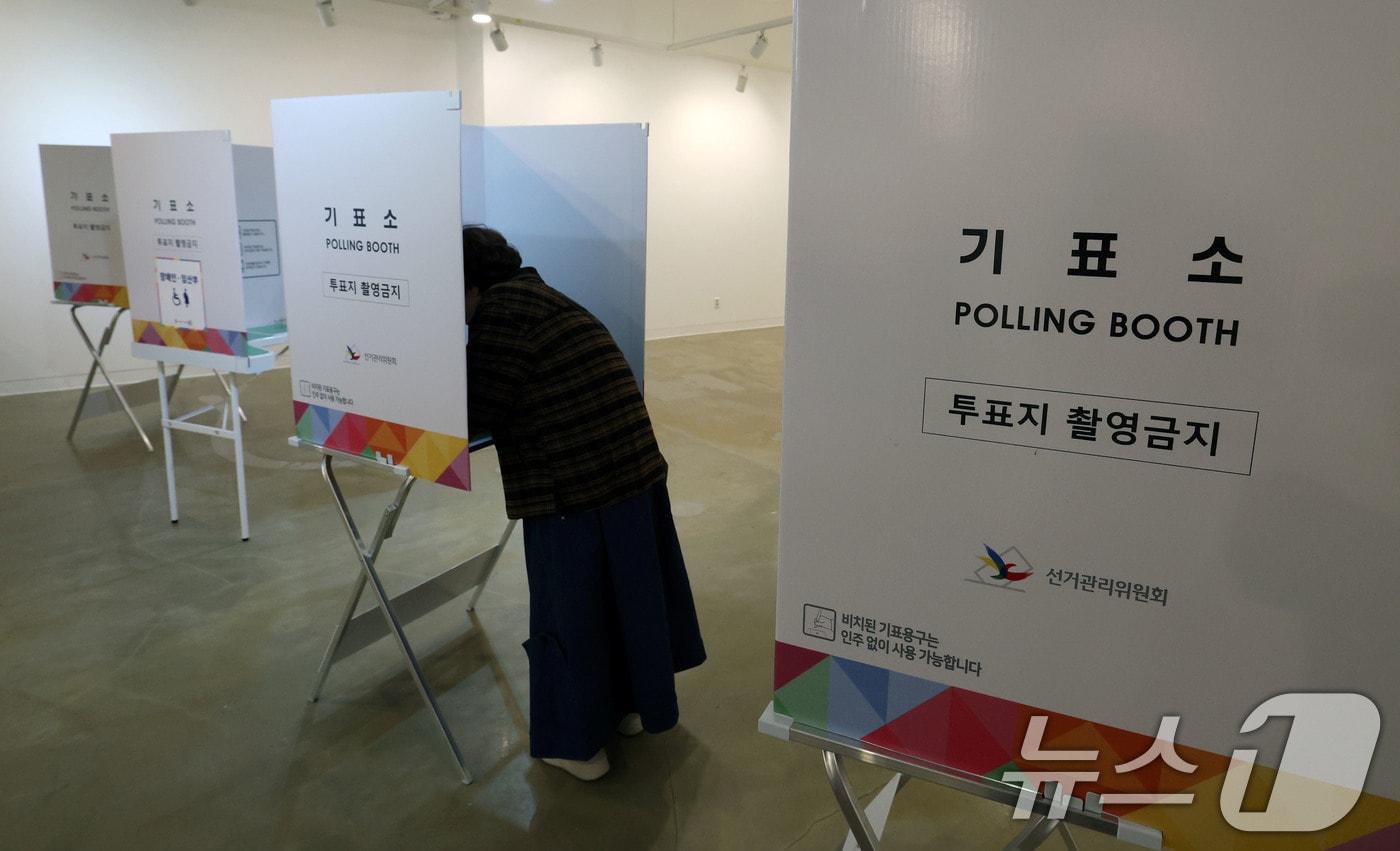 구로구청장 보궐선거일인 2일 서울 구로구 갤러리구루지에 마련된 구로제5동 제3투표소에서 유권자가 투표를 하고 있다. 2025.4.2/뉴스1 ⓒ News1 박세연 기자