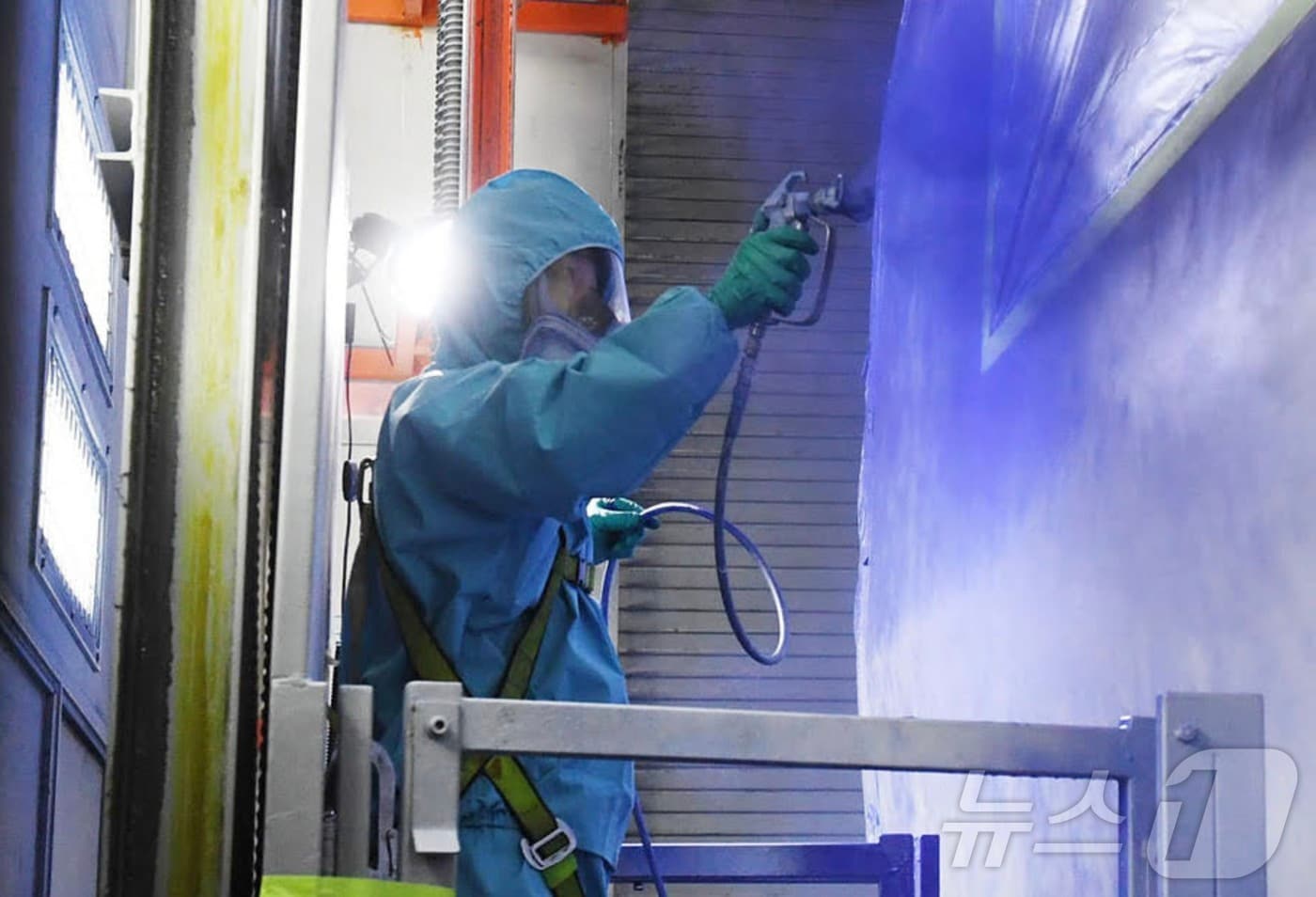 코레일 관계자가  KTX 열차에 도색작업을 하고 있다. (코레일 제공. 재판매 및 DB금지) /뉴스1