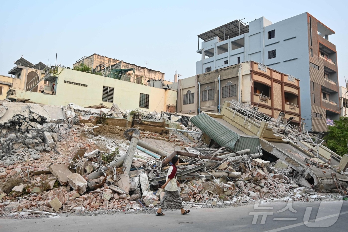 1일&#40;현지시간&#41; 규모 7.7의 강진이 휩쓸고 간 미얀마 만달레이에서 폭삭 무너진 건물이 보인다. 2025.04.02 ⓒ AFP=뉴스1 ⓒ News1 우동명 기자