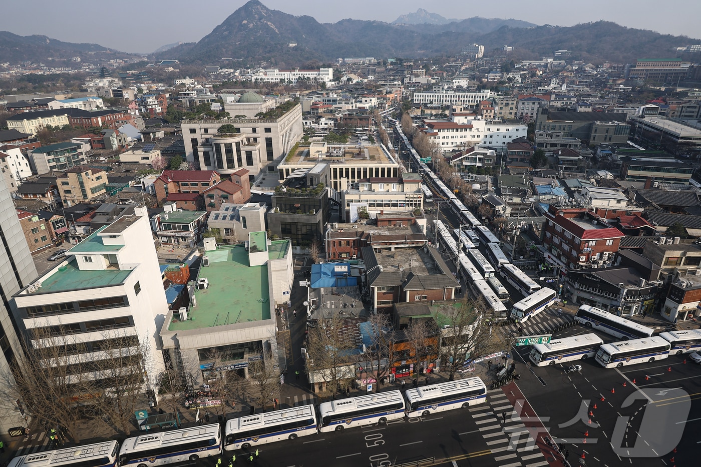 윤석열 대통령 탄핵 심판 선고일을 이틀 앞둔 2일 서울 종로구 헌법재판소 인근 도로가 경찰 차벽으로 통제되고 있다. 2025.4.2/뉴스1 ⓒ News1 김도우 기자