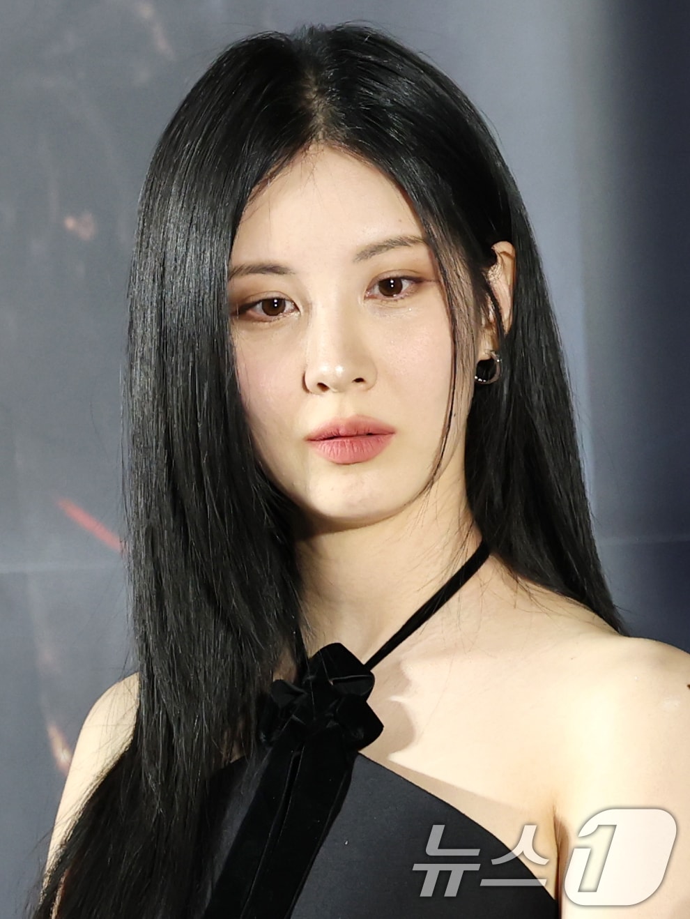 배우 서현이 2일 서울 광진구 롯데시네마 건대입구에서 열린 영화 '거룩한 밤: 데몬 헌터스’(감독 임대희) 제작보고회에 참석해 생각에 잠겨 있다. '거룩한 밤: 데몬 헌터스'는 악을 숭배하는 집단에 의해 혼란에 빠진 도시, 특별한 능력을 가진 어둠의 해결사 ‘거룩한 밤’ 팀 바우(마동석 분), 샤론(서현 분), 김군(이다윗 준)이 악의 무리를 처단하는 오컬트 액션 영화다 ⓒ News1 권현진 기자