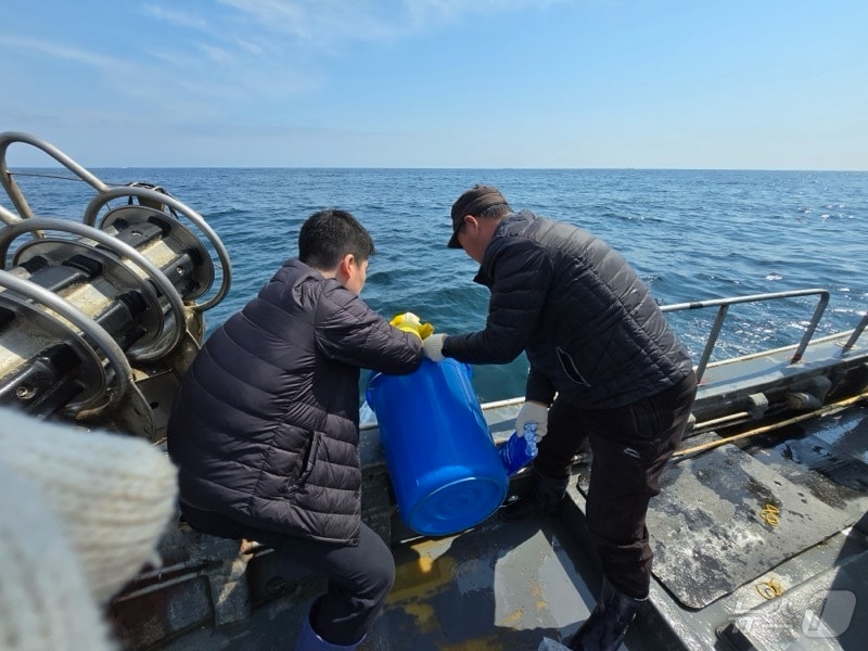 강원도 한해성수산자원센터가 2일 강원북부 동해안 일대 해역에 도루묵과 뚝지 치어를 방류하고 있다.(강원도글로벌본부 제공, 재판매 및 DB 금지) 2025.4.2/뉴스1