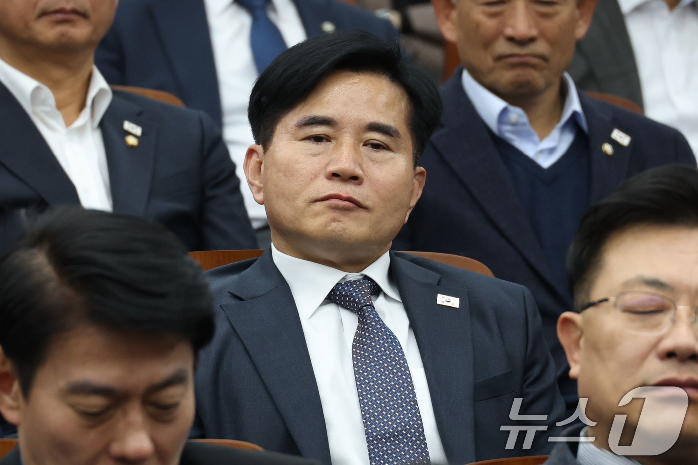 이병진 더불어민주당 의원이 2일 오후 서울 여의도 국회에서 열린 비상의원총회에 참석해 있다. 지난해 4·10 총선 과정에서 재산 일부를 누락 신고한 혐의 등으로 기소된 이 의원은 이날 1심 재판에서 당선무효형을 선고받았다. 2025.4.2/뉴스1 ⓒ News1 이광호 기자