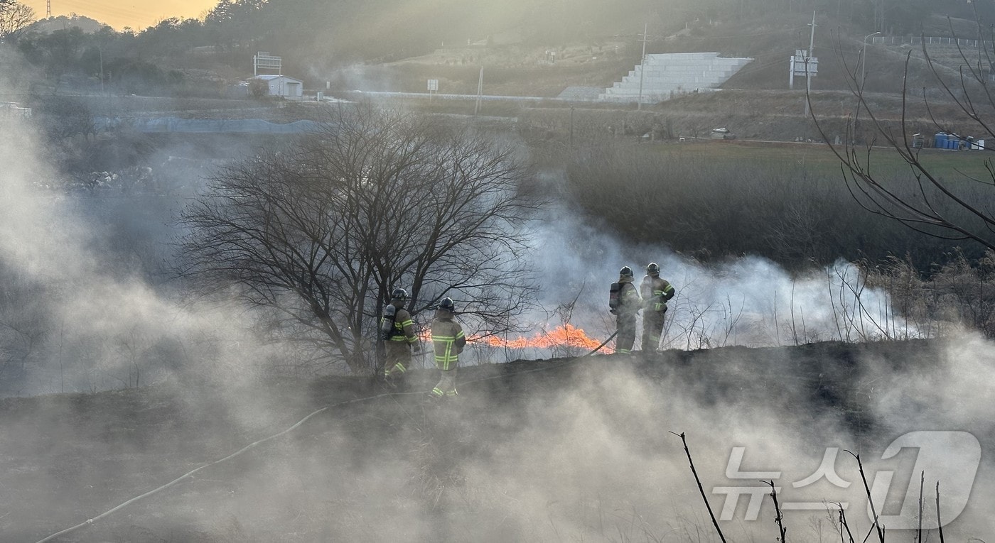 봄철 부주의로 인한 화재 진압하는 소방당국. (광주 광산소방 제공. 재판매 및 DB 금지)