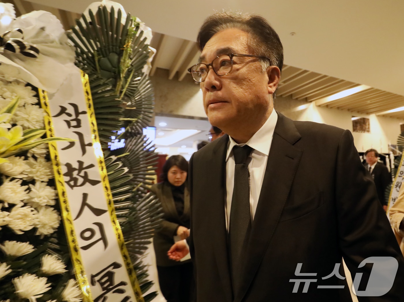 정진석 대통령비서실장이 2일 오후 부산 해운대백병원 장례식장에 마련된 고&#40;故&#41; 장제원 전 국민의힘 의원의 빈소를 찾아 조문한 뒤 이동하고 있다. 2025.4.2/뉴스1 ⓒ News1 윤일지 기자