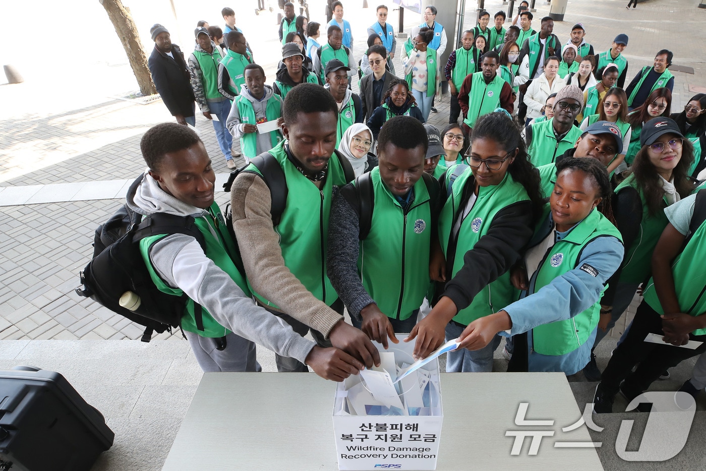 지난해 영남대 박정희새마을대학원 유학생들이 '경북 산불 피해 복구 지원 모금'에 동참한 모습. 2025.4.2 ⓒ 뉴스1 공정식 기자