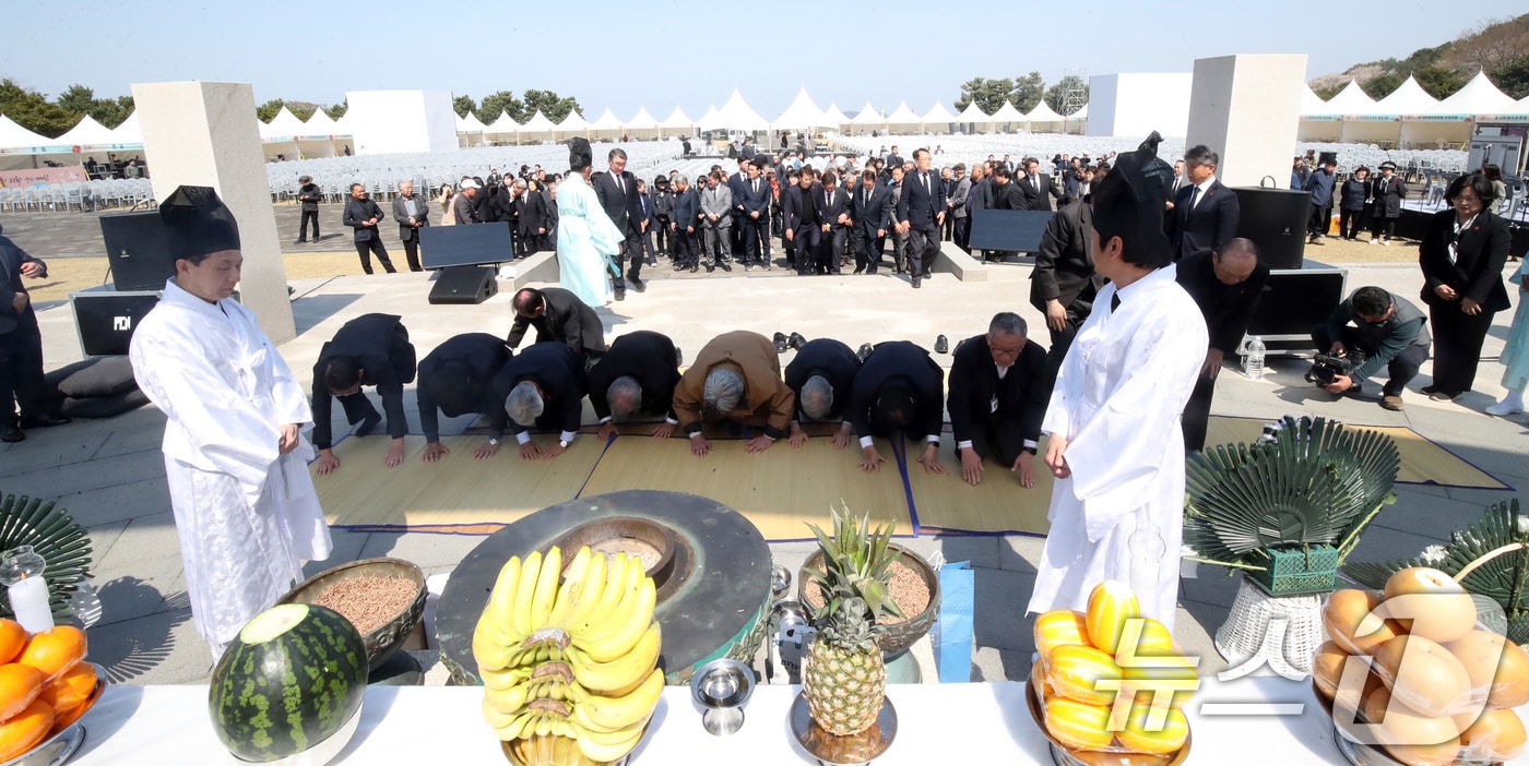 제77주년 제주4·3추념일을 하루 앞둔 2일 오후 제주4·3평화공원 위령제단에서 4·3희생자 위령제례가 봉행되고 있다. 2025.4.2/뉴스1 ⓒ News1 오현지 기자