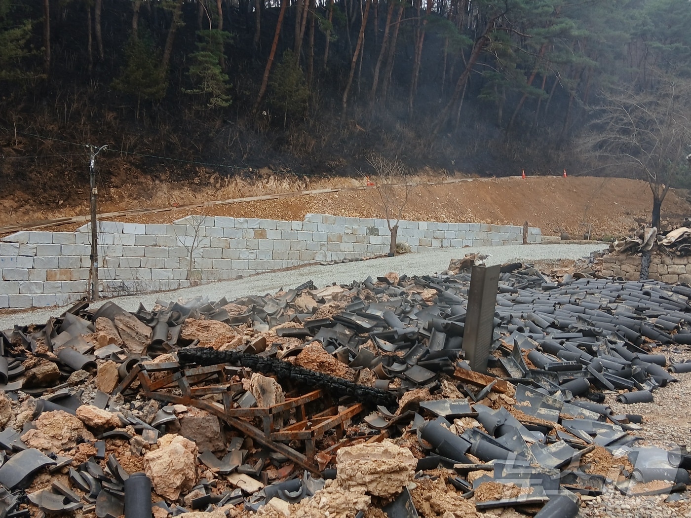 지난달 28일 청송 보광사 만세루가 산불로 인해 잿더미가 된 모습. 2025.03.28/뉴스1 ⓒ 뉴스1 이강 기자