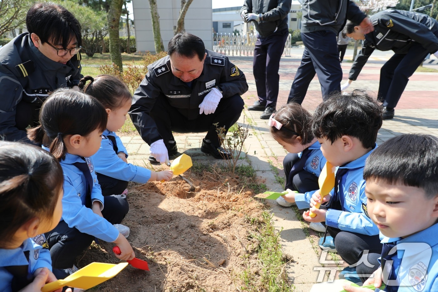 이명준 서해지방해양경찰청장이 식목일을 앞둔 2일 청사 내 조경공간에 나무 심기를 하고 있다. 이날 행사에는 청내 어린이집 원생들이 함께 참여했다.(서해지방해양경찰청 제공. 재판매 및 DB금지)