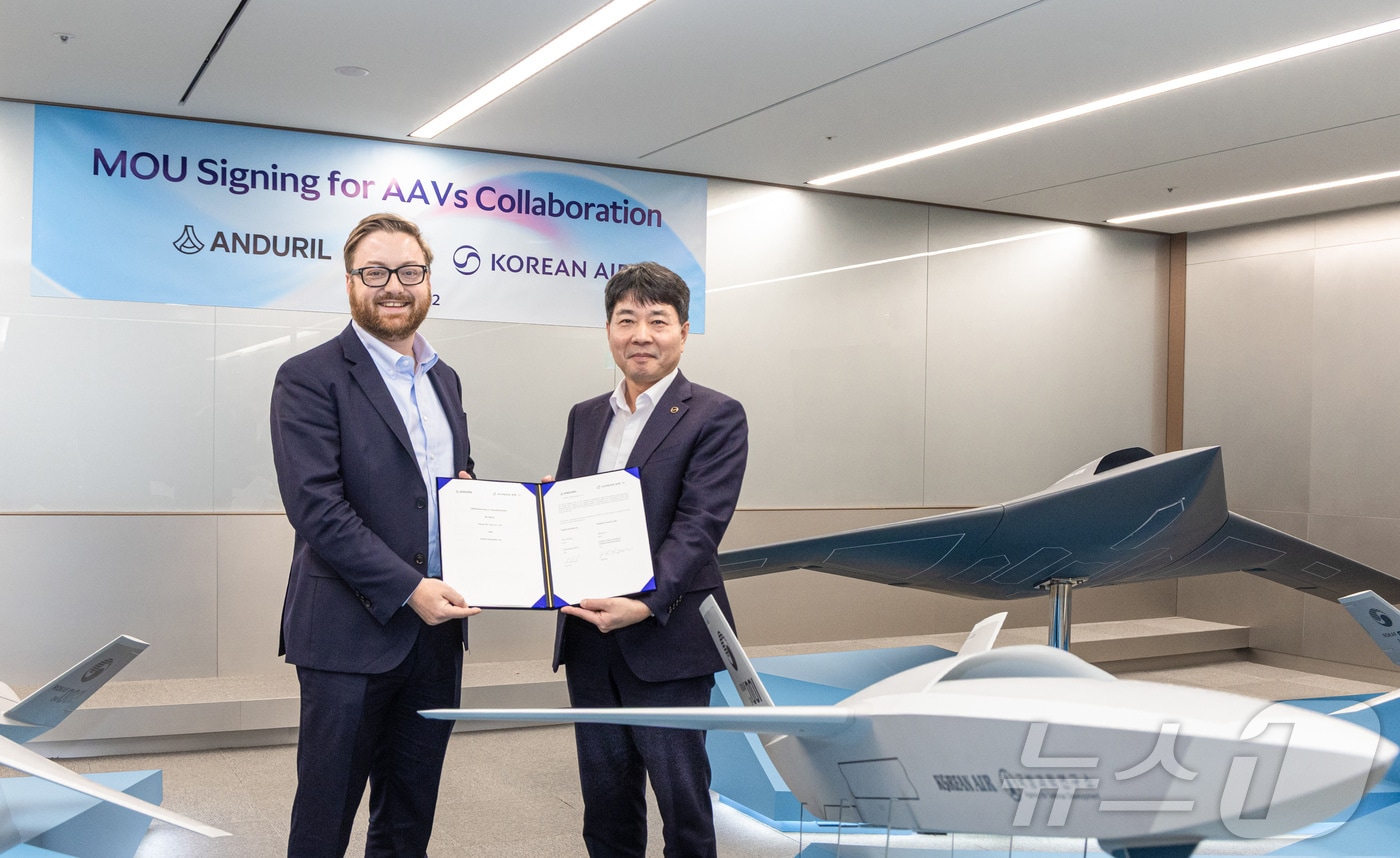 대한항공 항공우주사업본부장 임진규 전무(오른쪽)와 브라이언 쉼프(Brian Schimpf) 안두릴 공동창업자 겸 최고경영자(Co-Founder and CEO)가 기념 촬영하고 있는 모습.