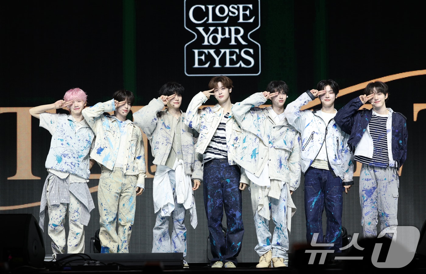 그룹 클로즈 유어 아이즈(CLOSE YOUR EYES)의 켄신(왼쪽부터)과 송승호, 정민욱, 마징시앙, 김성민, 장여준, 서경배가 2일 서울 광진구 예스24 라이브홀에서 가진 첫 번째 미니 앨범 '이터널티(ETERNALT)' 발매 쇼케이스에서 포즈를 취하고 있다. 2025.4.2/뉴스1 ⓒ News1 권현진 기자