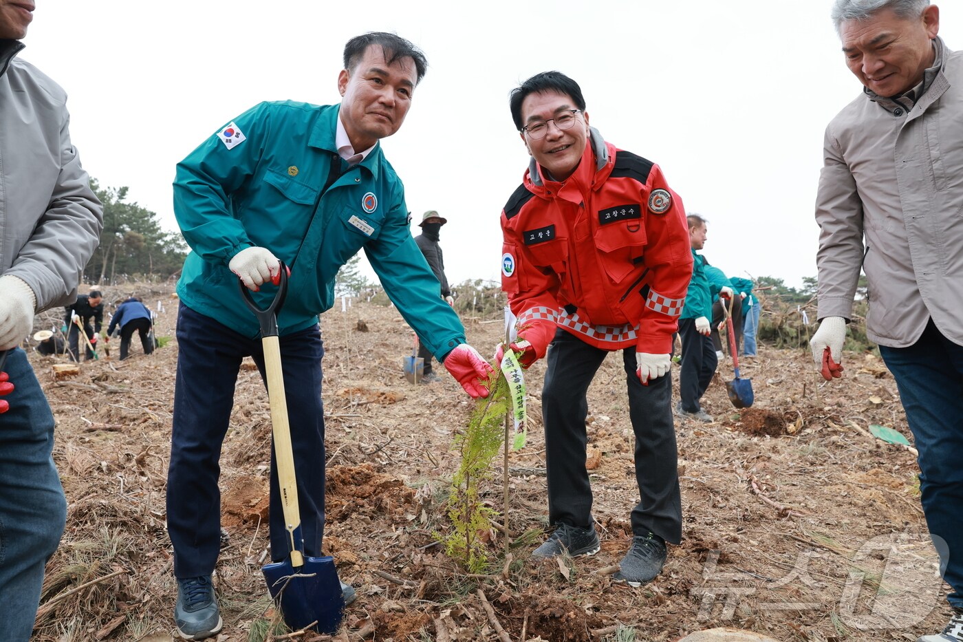 고창군이 2일 고창읍 내동리 일원에서 제80회 식목일 청렴나무심기 행사를 개최했다. (왼쪽부터) 조민규 군의장, 심덕섭 고창군수, 김영건 산림조합장이 '청렴나무'를 심고 있다.(고창군 제공. 재판매 및 DB금지)