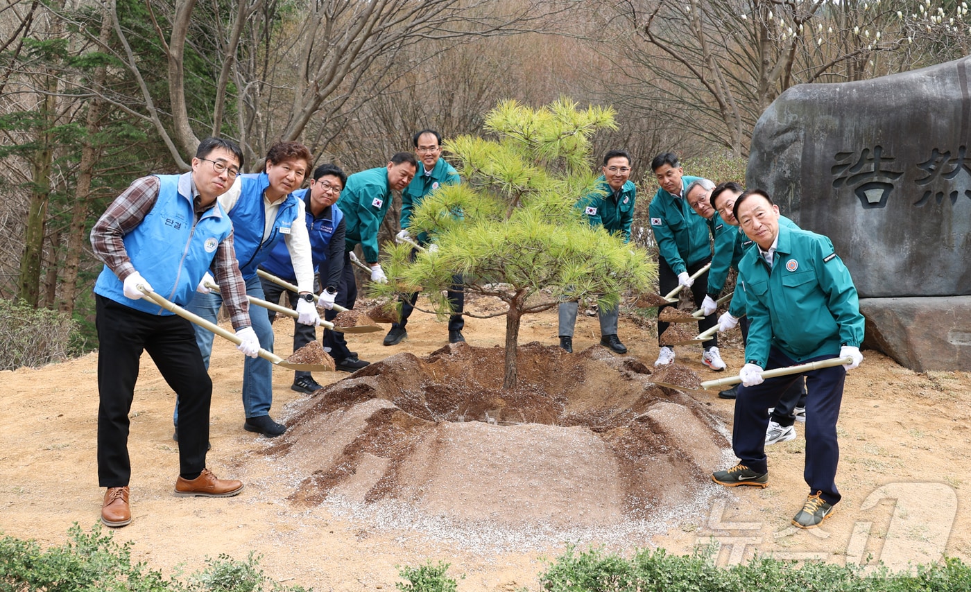  2일 설동호 대전교육감(오른쪽)이 교육연수원 힐링파크에서 열린 식목행사에서 식수를 진행한 뒤 기념사진을 찍고 있다. (대전교육청 제공. 재판매 및 DB금지) /뉴스1 