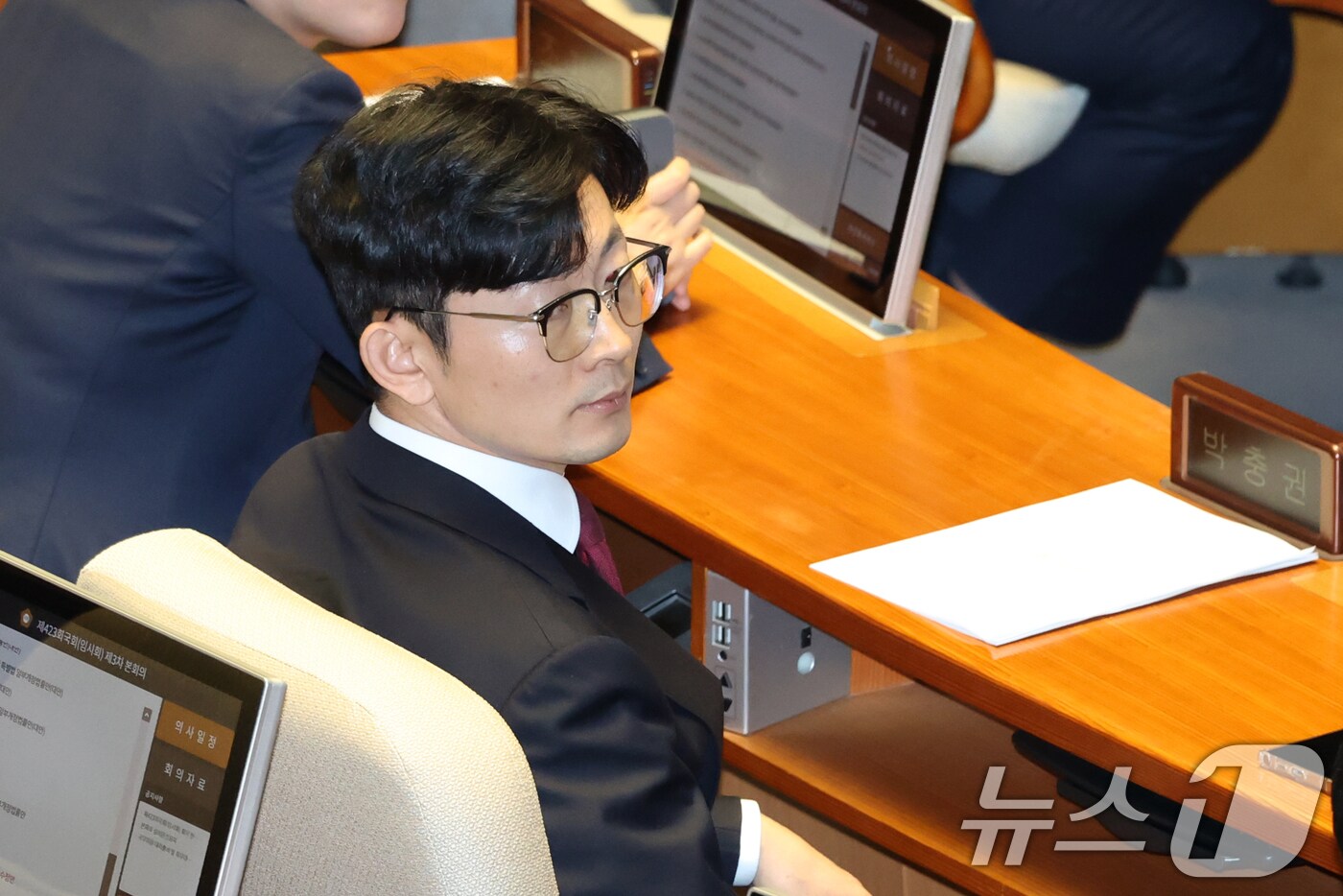2일 오후 서울 여의도 국회에서 열린 본회의에서 헌법재판소 재판관 마은혁 임명 촉구 결의안에 대한 강유정 더불어민주당 의원의 찬성 토론때 "공산주의자"라고 발언한 박충권 국민의힘 의원이 야당의 항의를 받으며 자리에 앉아 있다. 2025.4.2/뉴스1 ⓒ News1 이광호 기자