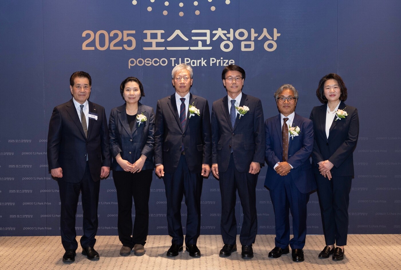 왼쪽부터 장인화 포스코청암재단 이사장, 박문정 포스텍 교수, 김진동 레이크머티리얼즈 대표이사, 전용석 포항명도학교 교장, 이철용 사단법인 캠프 대표, 추혜인 살림의원 원장&#40;포스코홀딩스 제공&#41;