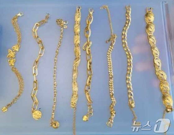 춘천지검은 지난해 9월 25일 춘천의 한 대학 캠퍼스 나무 밑에서 '춘천 금은방 강도'사건으로 구속 기소된 A 씨(43)가 은닉한 4000만원 상당의 피해품을 발견해 압수했다.(춘천지검 제공) 2024.9.25/뉴스1