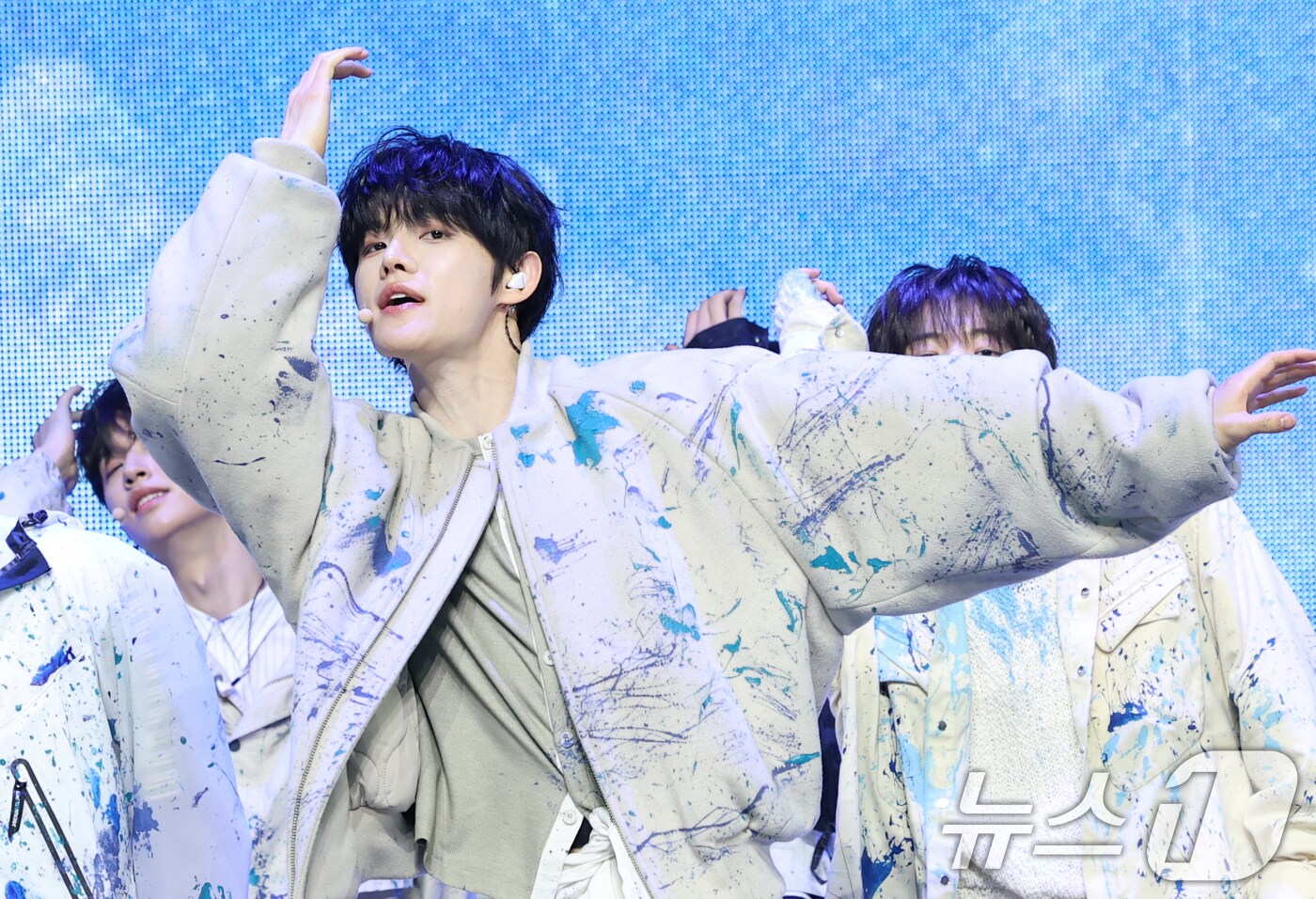 그룹 클로즈 유어 아이즈(CLOSE YOUR EYES) 정민욱이 2일 서울 광진구 예스24 라이브홀에서 가진 첫 번째 미니 앨범 '이터널티(ETERNALT)' 발매 쇼케이스에서 신곡을 선보이고 있다. 2025.4.2/뉴스1 ⓒ News1 권현진 기자