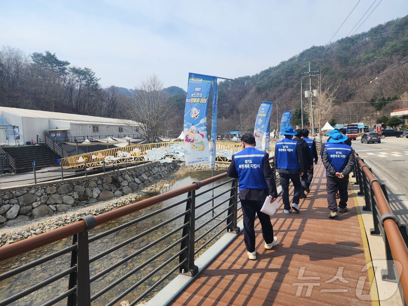 경기도 하천계곡 감시원들이 포천시 백운계곡에서 불법행위 여부를 점검하고 있다. &#40;경기도 제공, 재판매 및 DB금지&#41;