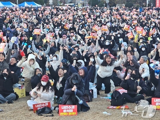 지난해 12월 14일 우원식 국회의장이 대통령 탄핵소추안 가결을 선포하자 창원광장에서 이를 지켜보던 시민들이 환호하고 있다. 2024.12.14 ⓒ 뉴스1 박민석 기자