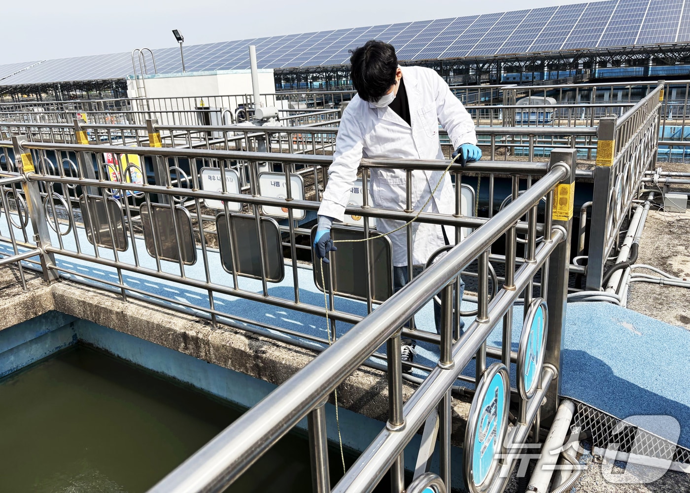 광주시 상수도사업본부 덕남정수장에서 먹는 물 수질 검사를 위해 원수를 채수하고 있다.(광주시 제공. 재판매 및 DB 금지) 2025.4.2/뉴스1