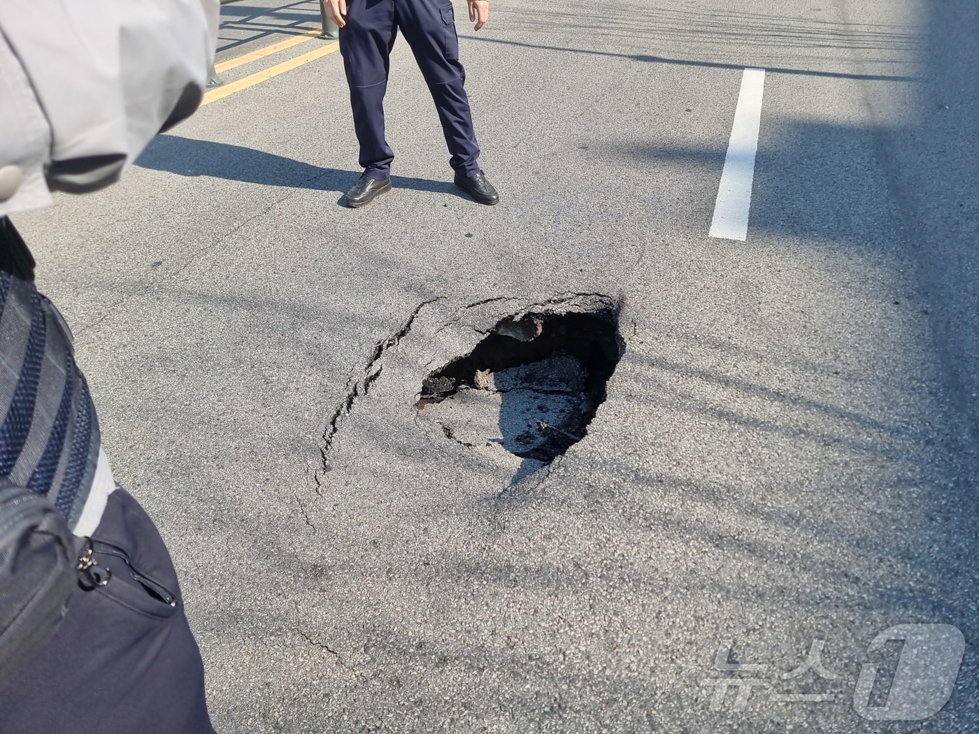 2일 오후 부산 사하구 땅꺼짐 발생 현장.(사하경찰서 제공. 재판매 및 DB 금지)