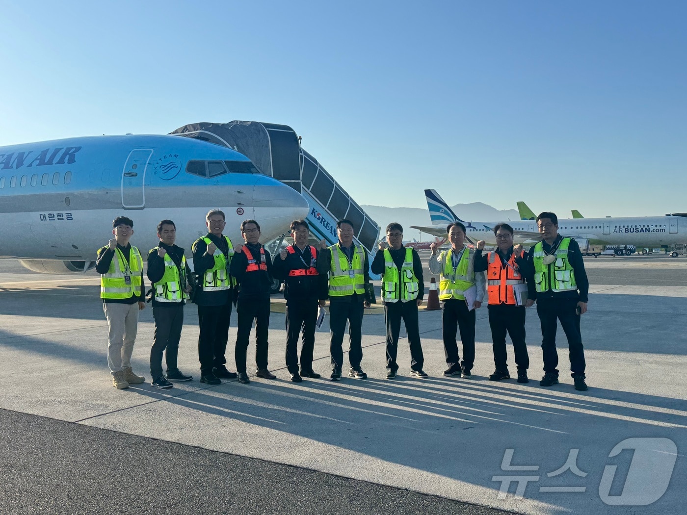 김해공항 이동지역 항공안전 합동점검반 관계자들이 기념사진을 찍고 있다.(김해공항 제공. 재판매 및 DB 금지)